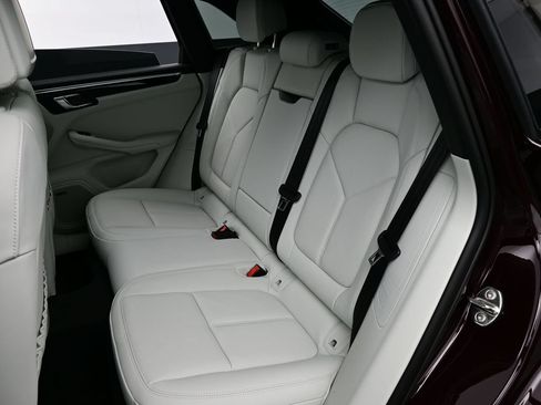 Certified 2026 Porsche Macan AWD/4WD image 18