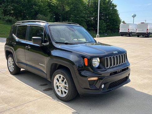 Used 2023 Jeep Renegade Latitude w/ Sun/Sound Group AWD/4WD image 3