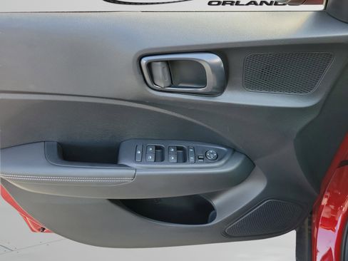 Used 2025 Hyundai Venue Limited FWD image 17