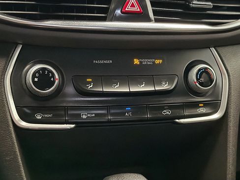 Used 2020 Hyundai Santa Fe SE image 10