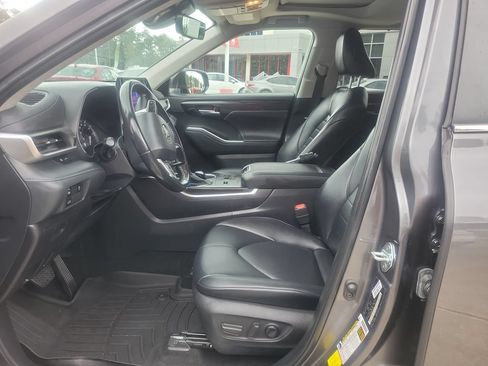 Used 2024 Toyota Highlander XLE FWD image 16