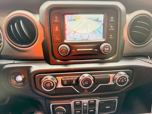 Used 2018 Jeep Wrangler Unlimited Sport S AWD/4WD image 18