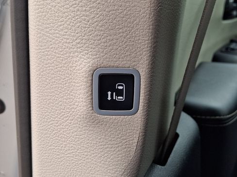 Used 2024 Chrysler Pacifica Touring-L FWD image 15