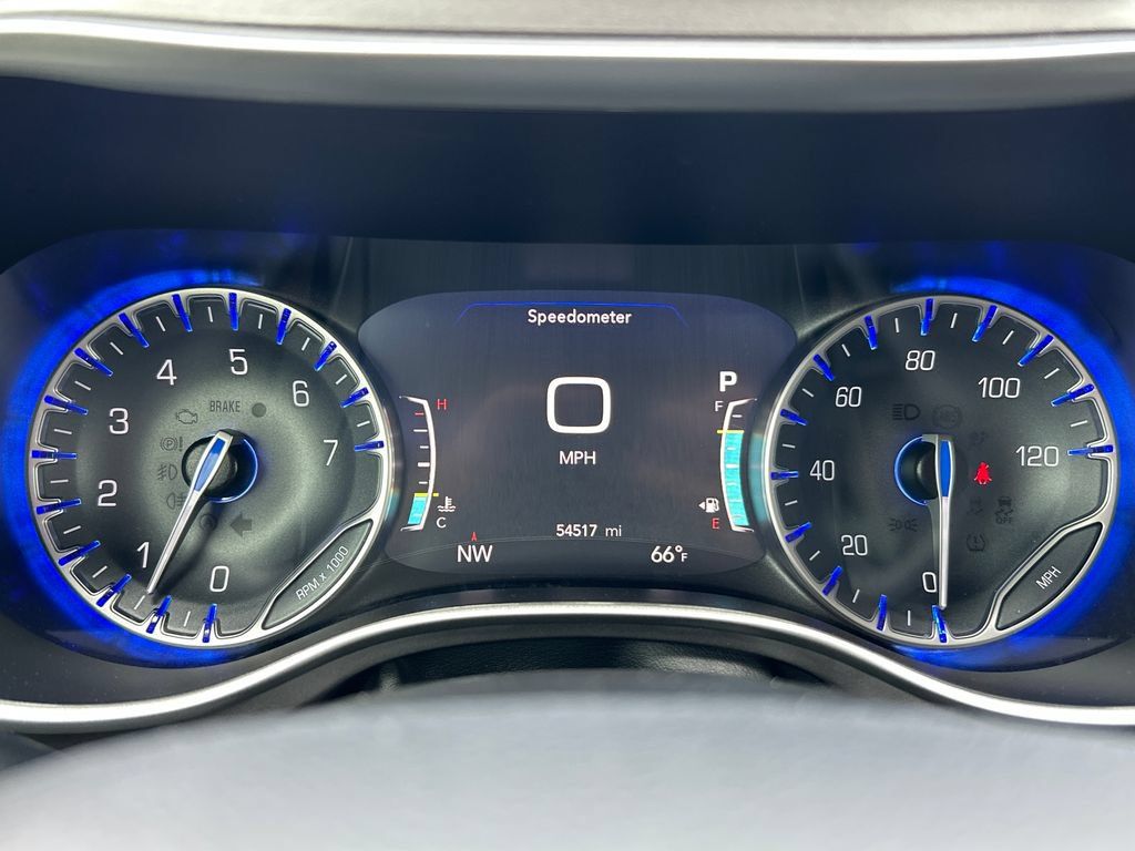 Used 2024 Chrysler Pacifica Touring-L FWD image 11