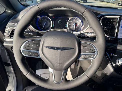 New 2026 Chrysler Pacifica Select FWD image 20