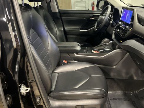 Used 2023 Toyota Highlander XLE image 29