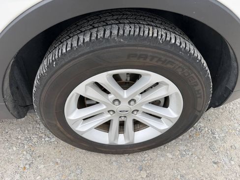Used 2015 Ford Explorer XLT w/ Equipment Group 202B FWD image 12