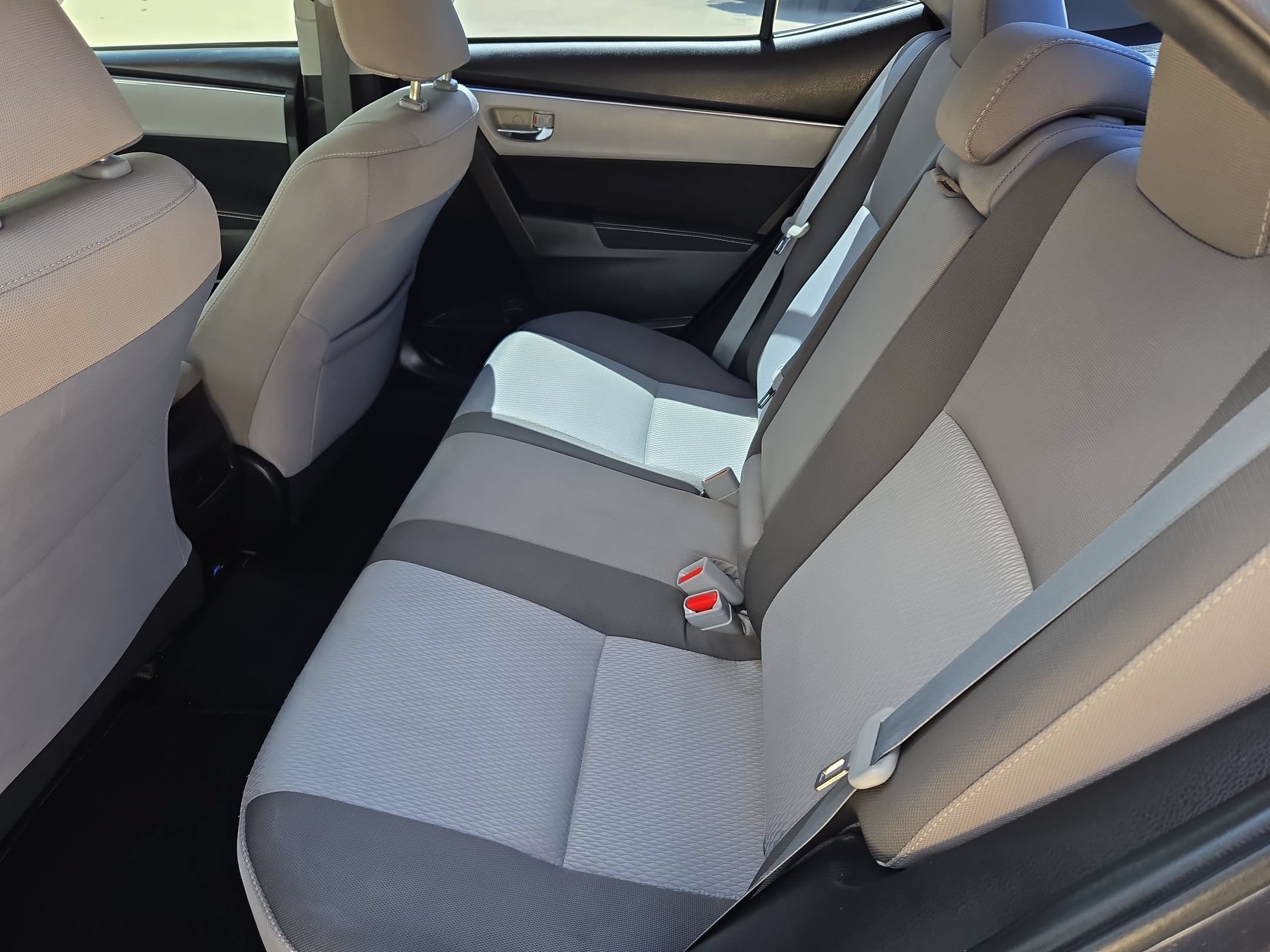 Used 2018 Toyota Corolla LE FWD image 13