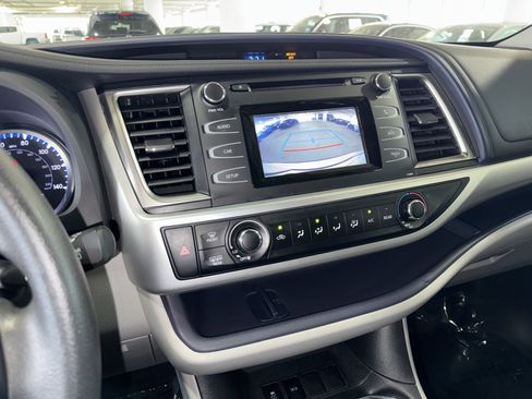 Used 2019 Toyota Highlander LE FWD image 26