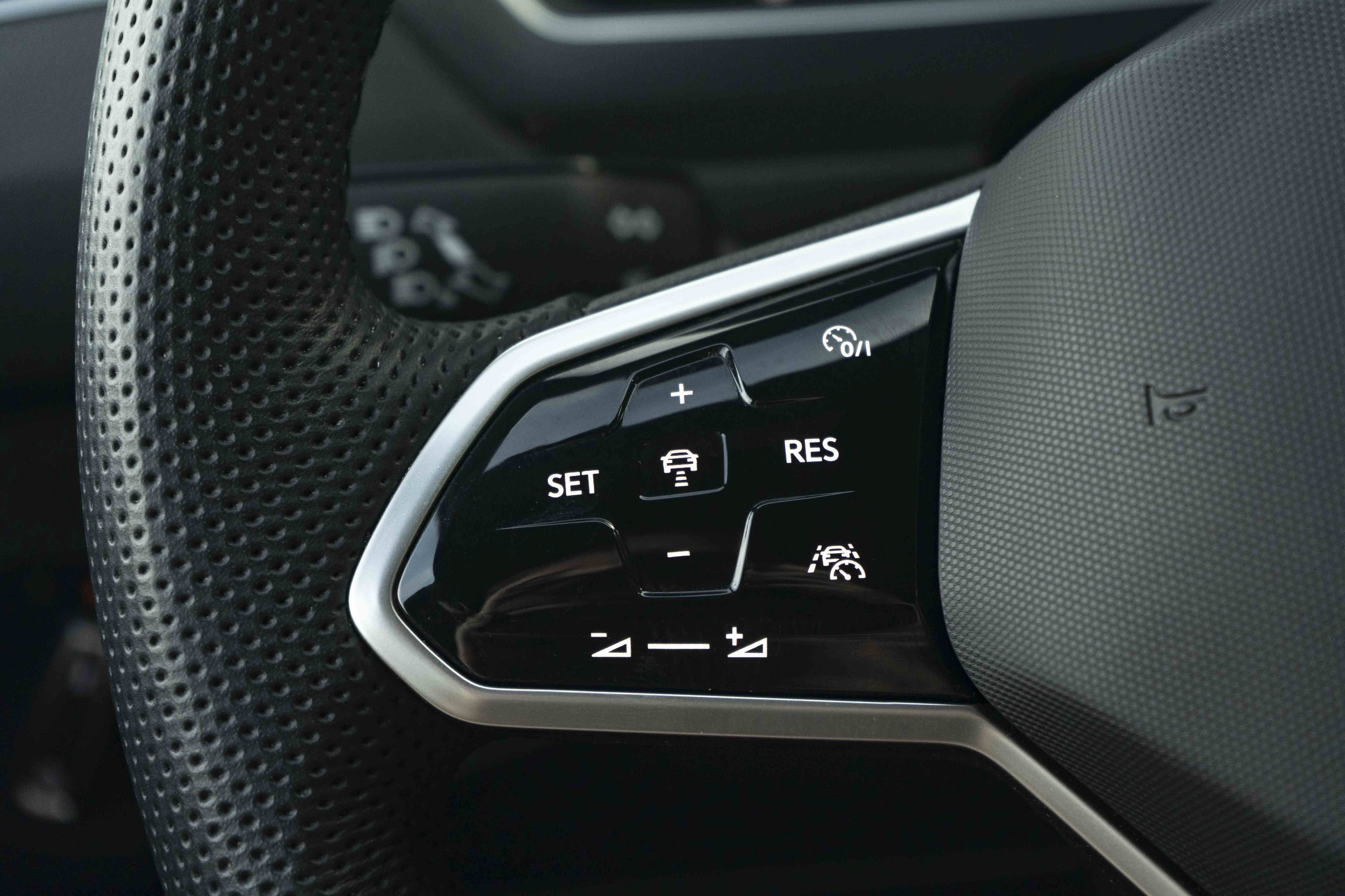 Certified 2022 Volkswagen Tiguan SE R-Line FWD image 18