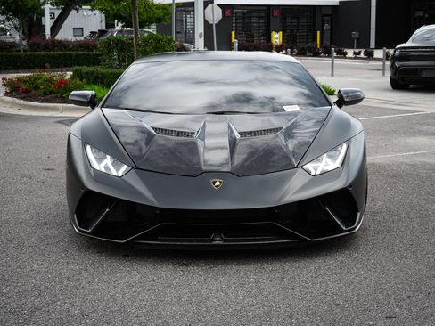 Used 2018 Lamborghini Huracan Performante AWD/4WD image 3