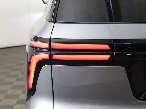 Used 2025 Chevrolet Traverse LT image 17