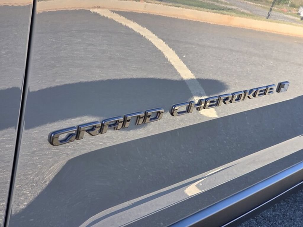 New 2027 Jeep Grand Cherokee Limited RWD image 16