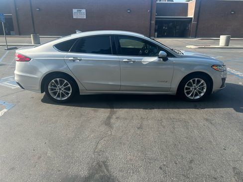 Used 2019 Ford Fusion SE image 4