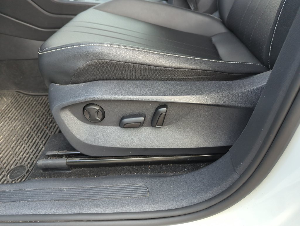Used 2023 Volkswagen Tiguan SE FWD image 13