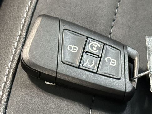 Used 2025 Volkswagen Taos SE AWD/4WD image 28
