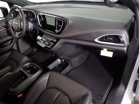 New 2026 Chrysler Pacifica Select image 35