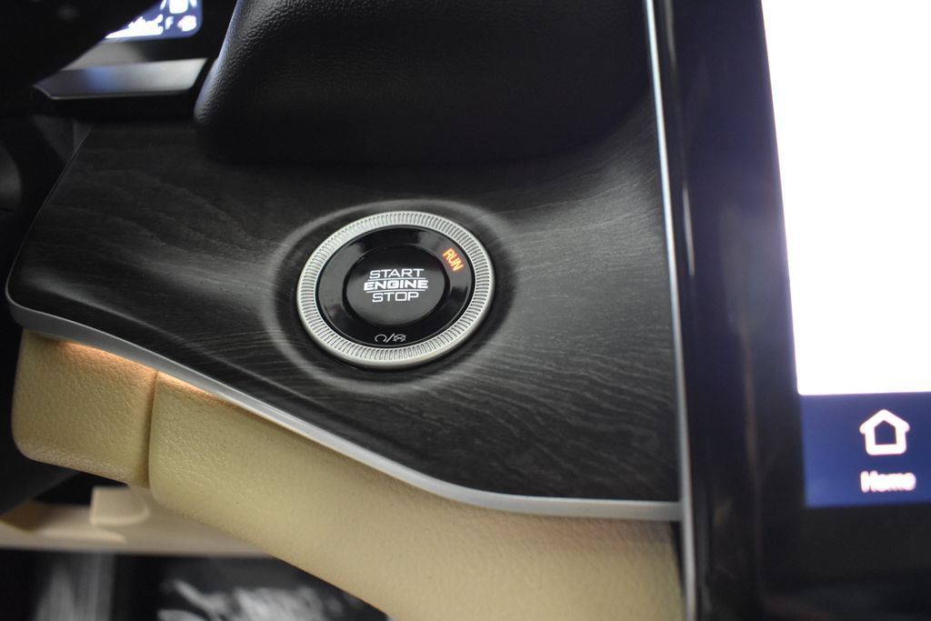 Used 2024 Jeep Grand Cherokee Limited RWD image 32