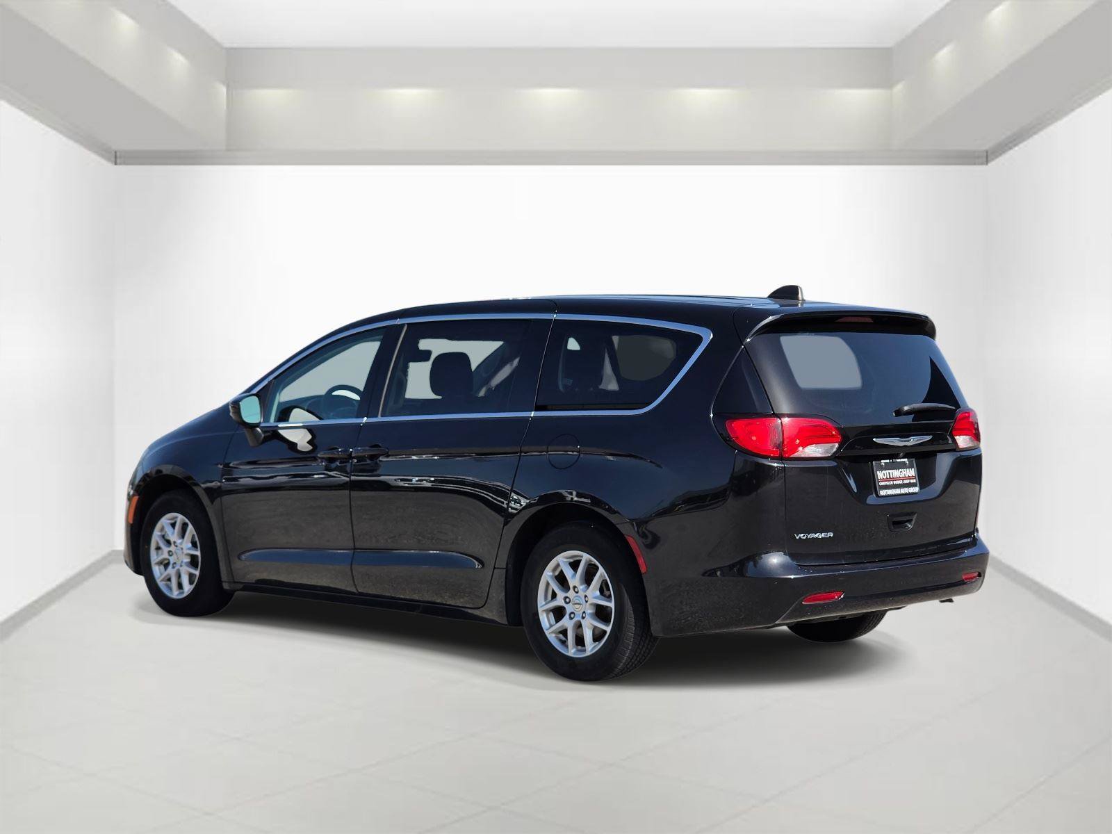 Used 2023 Chrysler Voyager LX FWD image 4