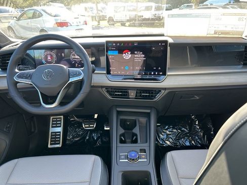New 2026 Volkswagen Tiguan SE R-Line FWD image 10