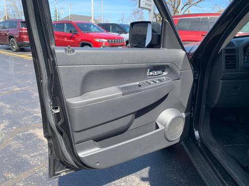 Used 2012 Jeep Liberty Sport AWD/4WD image 9