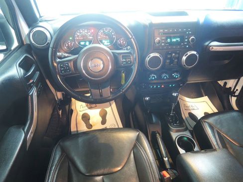 Used 2018 Jeep Wrangler Unlimited Sahara w/ Connectivity Group image 13