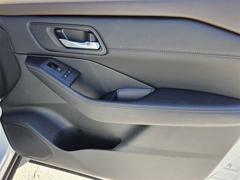 Used 2023 Nissan Rogue SV w/ SV Premium B Package image 34