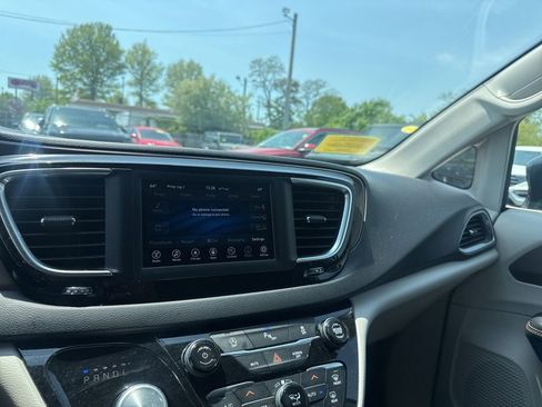 Used 2018 Chrysler Pacifica Touring-L FWD image 9