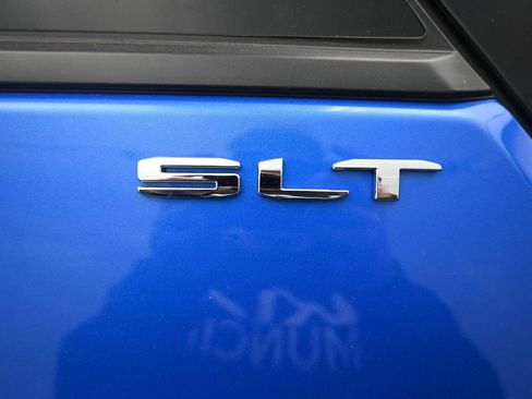Used 2024 GMC Terrain SLT AWD/4WD image 12