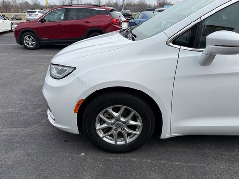 Used 2022 Chrysler Pacifica Touring-L image 11