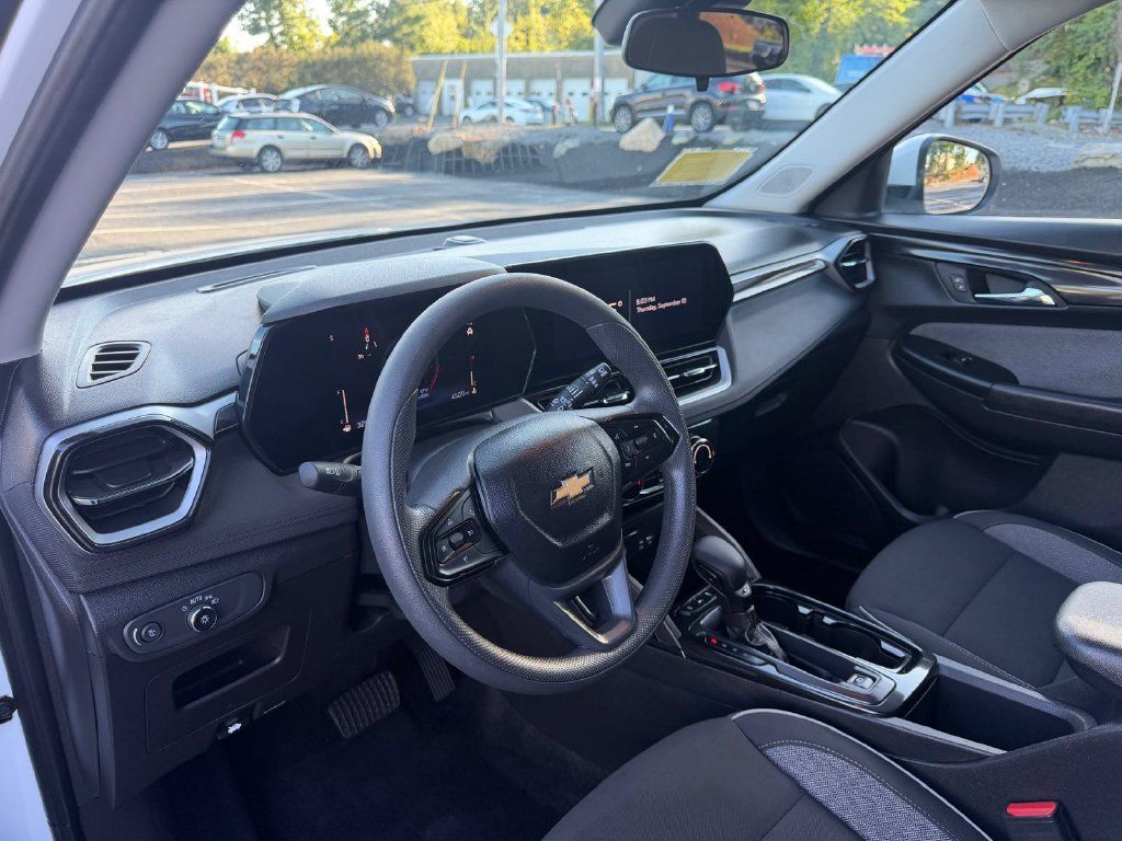 Used 2025 Chevrolet TrailBlazer LT AWD/4WD image 10
