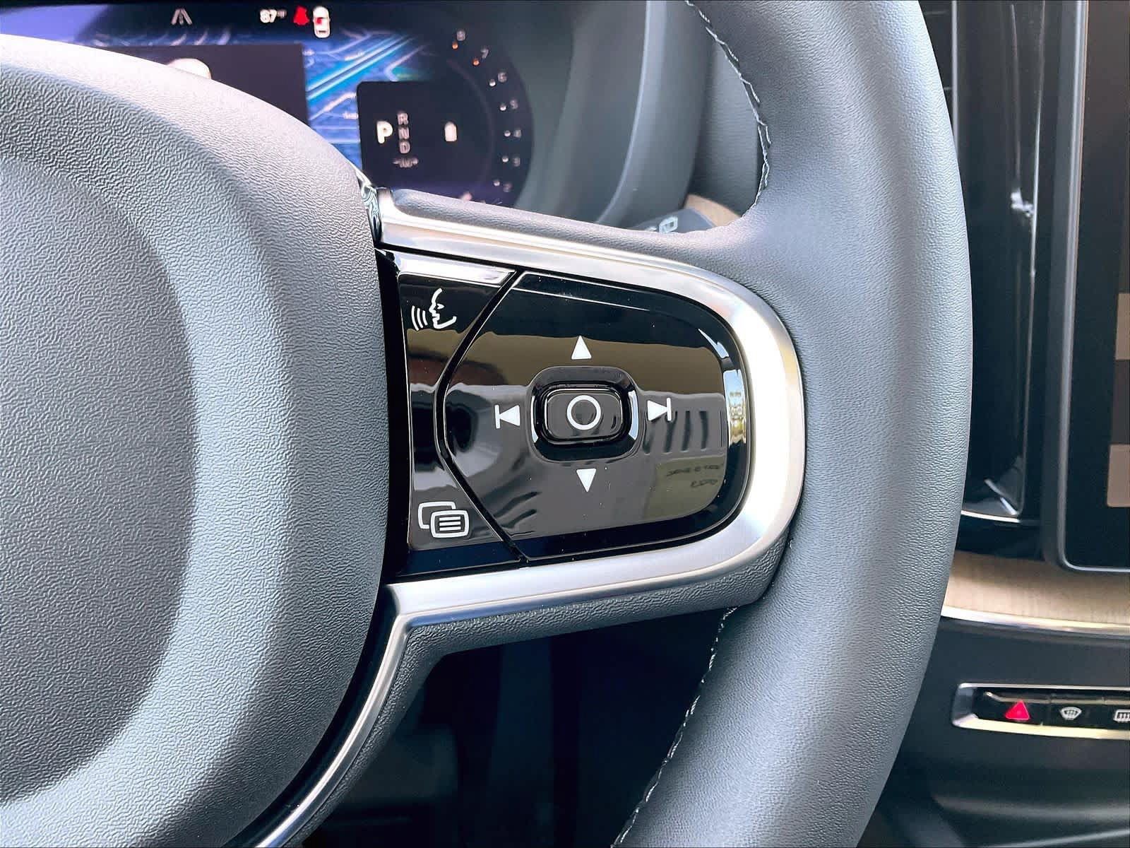 New 2027 Volvo XC60 B5 Plus AWD/4WD image 18