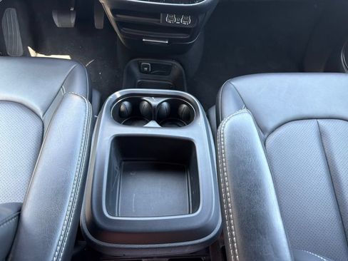 Used 2025 Chrysler Pacifica Select FWD image 24