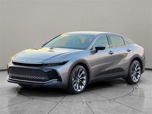 Used 2023 Toyota Crown Limited w/ Advanced Technology Package image 2