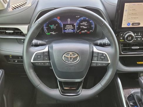Used 2024 Toyota Highlander Limited AWD/4WD image 11