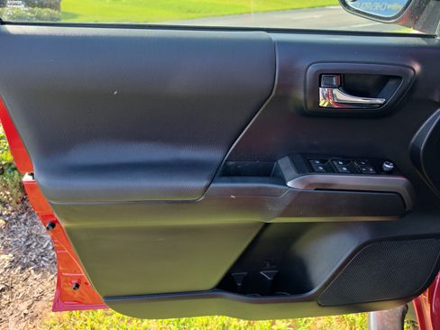Used 2018 Toyota Tacoma TRD Sport RWD image 17