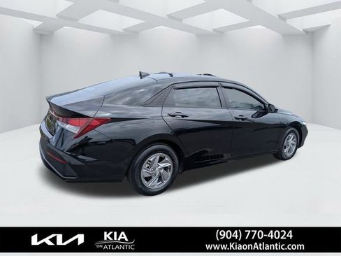 Used 2024 Hyundai Elantra SE image 3