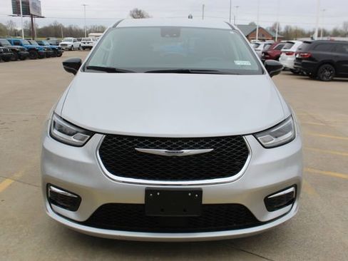 Used 2024 Chrysler Pacifica Touring-L image 7