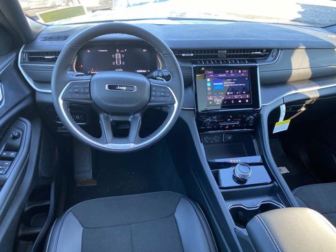 New 2025 Jeep Grand Cherokee Laredo image 9