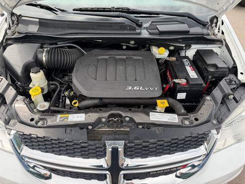 Used 2016 Dodge Grand Caravan SXT FWD image 25