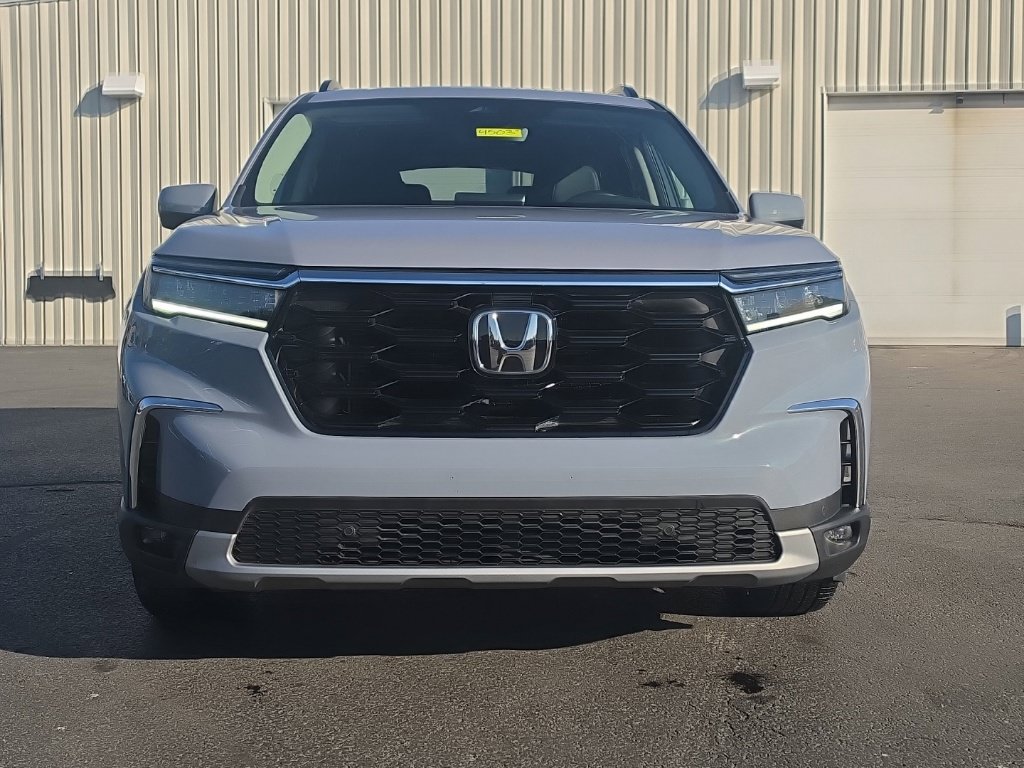 Certified 2025 Honda Pilot Touring image 2