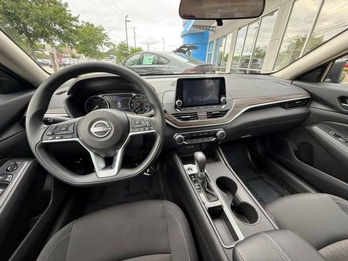Used 2025 Nissan Altima 2.5 SV FWD image 6