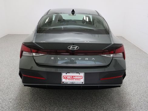 Used 2025 Hyundai Elantra SE image 8