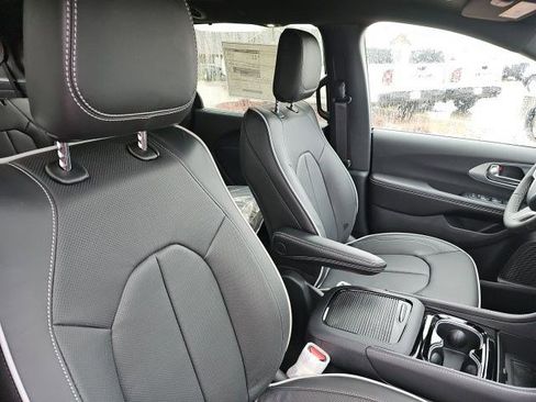 New 2026 Chrysler Pacifica Limited image 12
