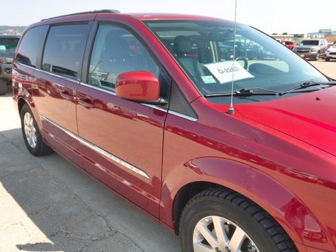 Used 2013 Chrysler Town & Country Touring FWD image 10