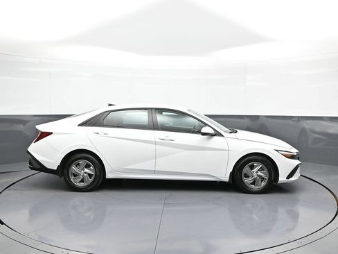 Used 2025 Hyundai Elantra SE FWD image 5