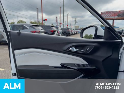 Used 2025 Chevrolet Trax LT FWD image 9