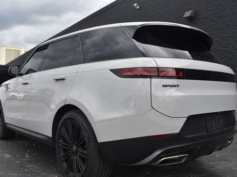 Used 2024 Land Rover Range Rover Sport SE AWD/4WD image 3