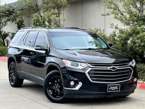 Used 2021 Chevrolet Traverse LT image 2