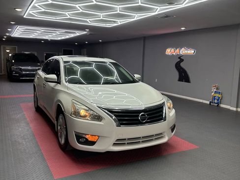 Used 2015 Nissan Altima 2.5 SV w/ Convenience Package FWD image 1
